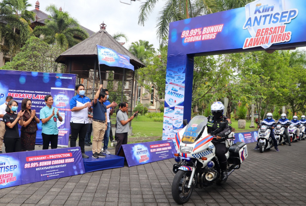 Sekda Badung Adi Arnawa Terima Bantuan CSR dari PT. Wings Surya